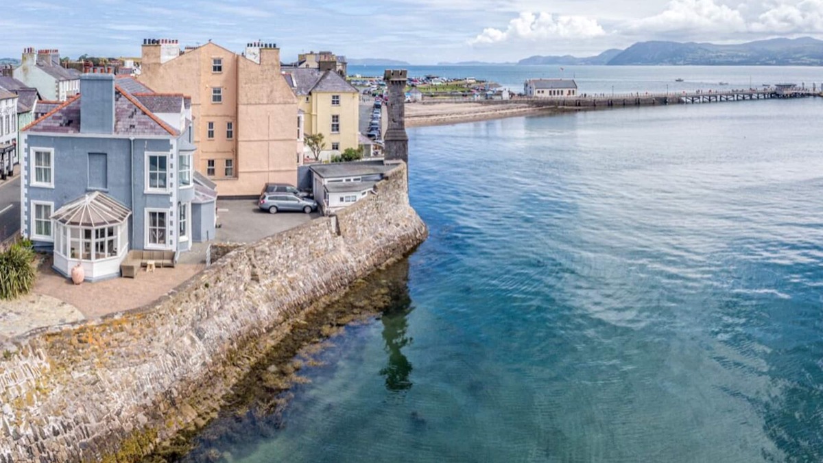 Beaumaris House | Chimney Corner is superb for large gatherings of family or friends