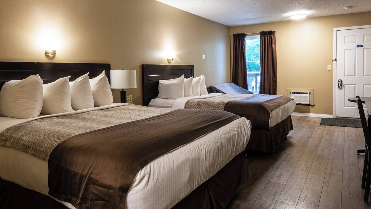 Sundre Hotel | Chinook Country Inn