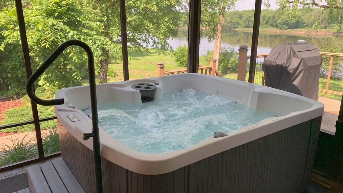 Durand House | Chippewa Riverfront Retreat Sleeps 8 and Hot Tub