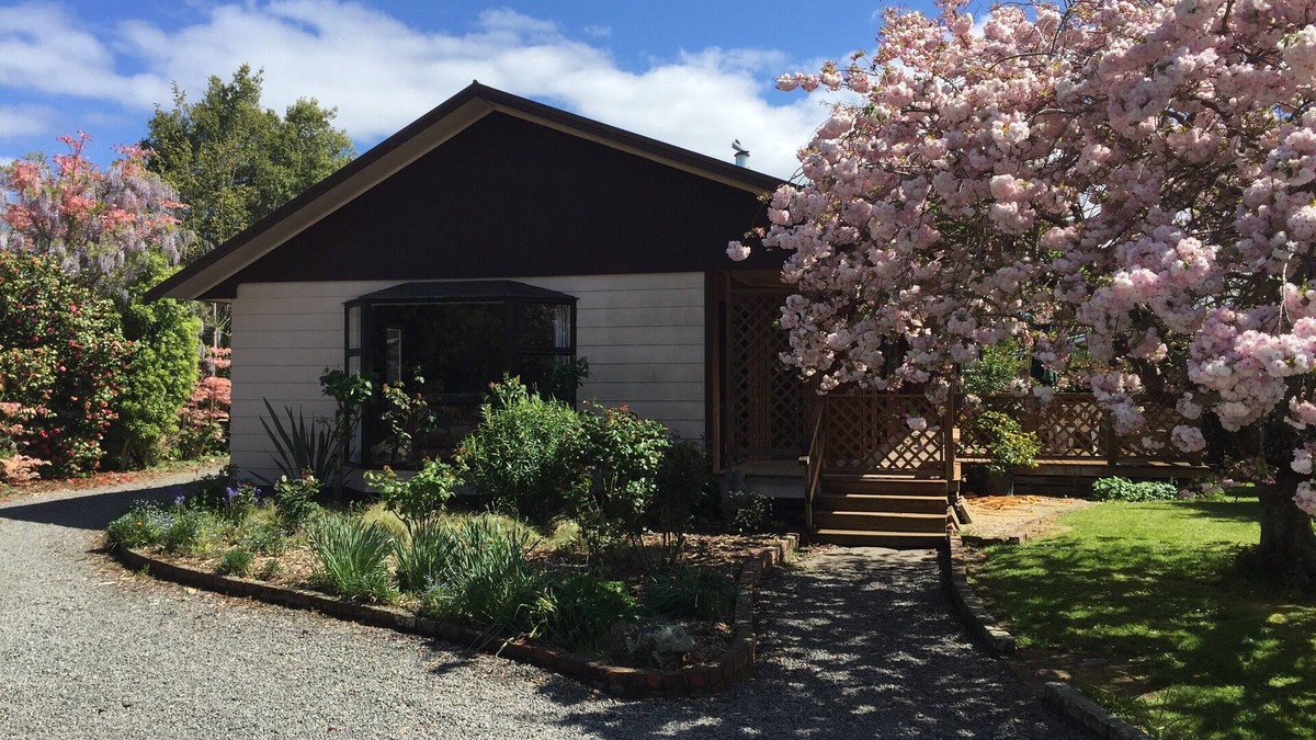 Greytown House | Chris's Cabin | Private Garden, Large Deck | Sleeps 8 in Greytown