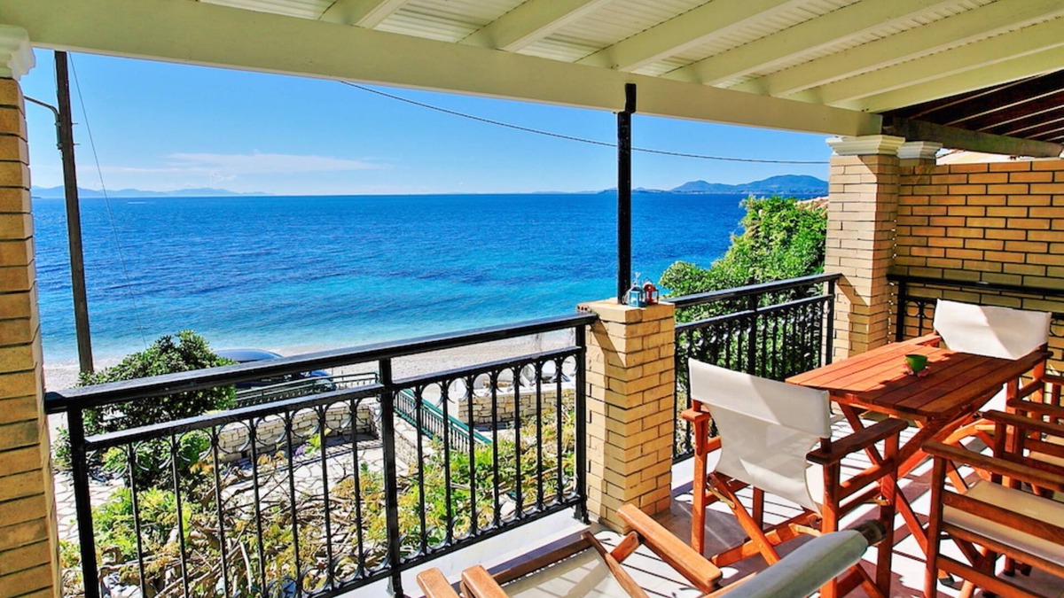 Katavolos Apartment | Chrissa Kaminaki: Amazing apartment with 2 bedrooms located right on the beach of Kaminaki