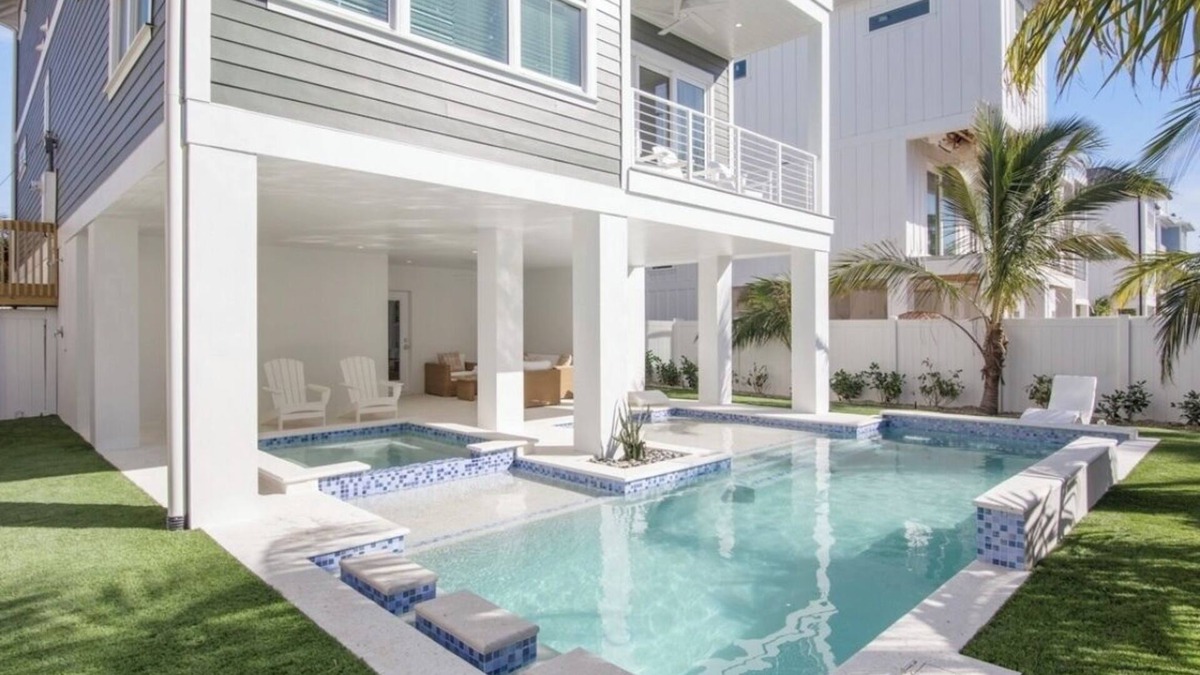 Bradenton Beach House | CHRISTMAS availability!NEW 7 bedroom Beach House, 1 minute to Beach!