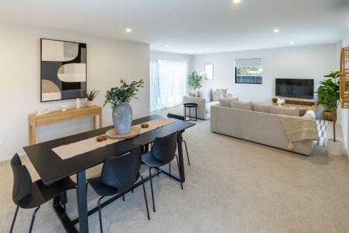 Upper Riccarton Apartment | Church Corner, Parking and Large Living Area