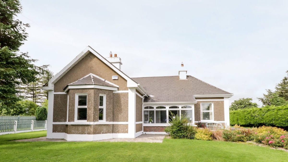County Mayo Cottage | CHURCHFIELD HOUSE, family friendly in Crossmolina, County Mayo