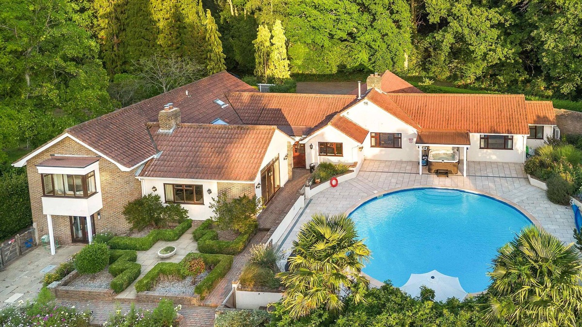 Scaynes Hill House | Churchill Country Retreat | By My Getaways