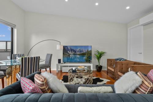 Maidstone House | Churchill Delux, close to Western health 10 min to Cbd