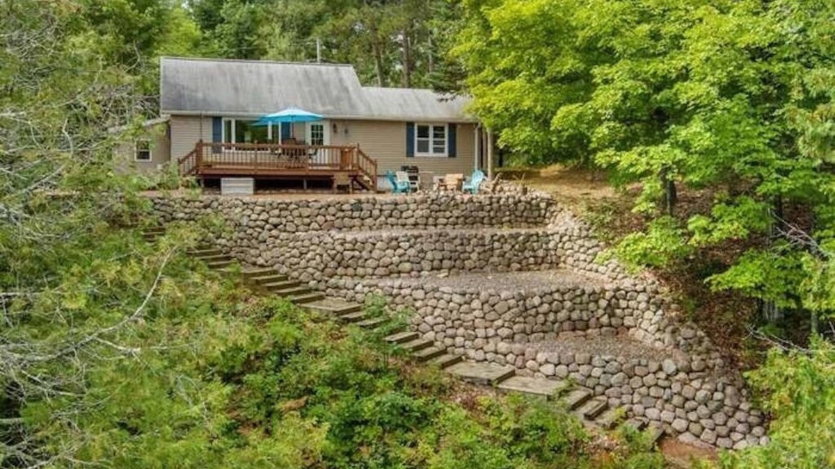 Mountain House | Chute Pond Chalet: Charming 4-Bed Lakefront Cottage on Chute Pond