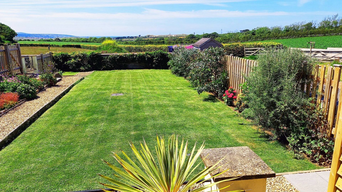 Connor Downs House | Chy ryb Connerton - Bungalow near Hayle and Gwithian Beach - accepts dogs.