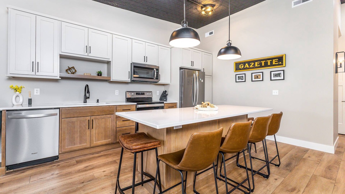 Galena Apartment | Cider Sips & Cozy Nights @ Gazette Suites on Commerce St! Dedicated Parking!