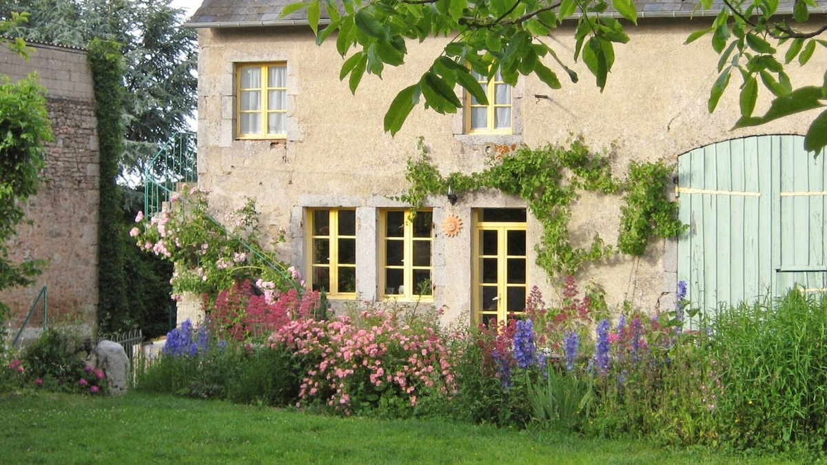 Quarre-les-Tombes House | Ciezalel's gardens: a traditional farm in Morvan, animals are welcome