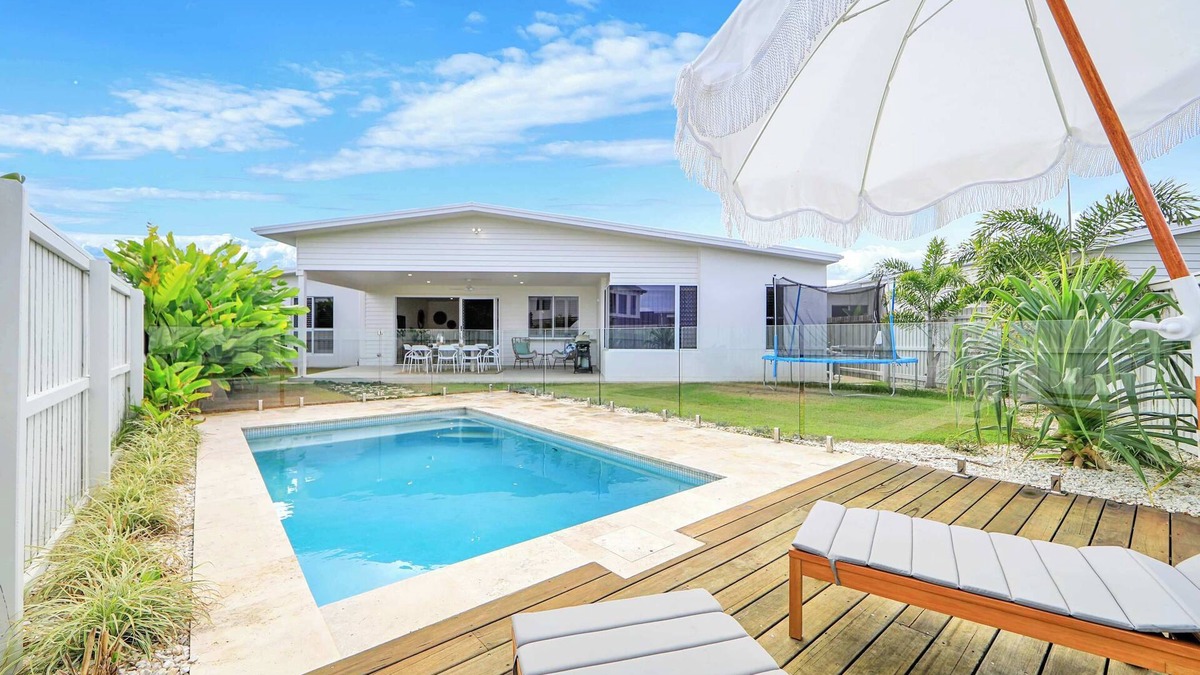 Innes Park House | Cinema Pool Pets 4b2b Bargara Headlands