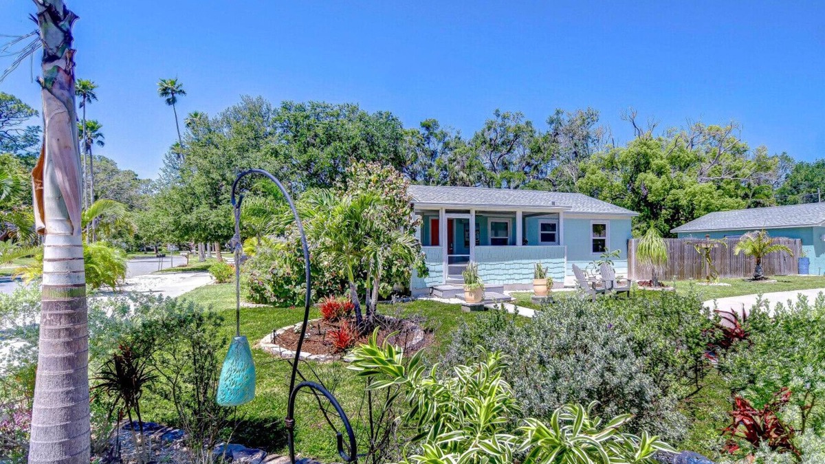 Dunedin House | Citrus Haven 2/1 in Dunedin Close to DT w backyard
