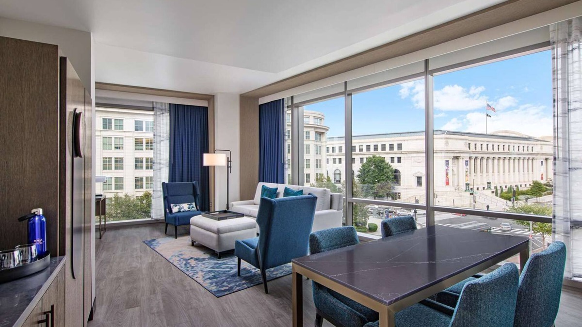 North Capitol Street Hotel | City Adventure! Comfortable and Spacious Suite with View, Pets are Allowed!