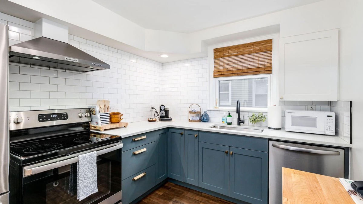 Bexley Apartment | City Boho ✦ New Kitchen ✦ King Bed ✦ WFH