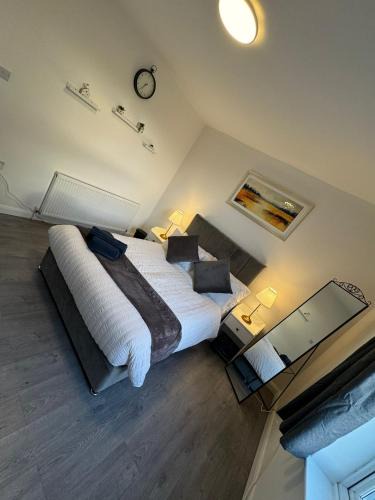 Sneinton House | City Escape Stylish 4 bedroom house in Nottingham