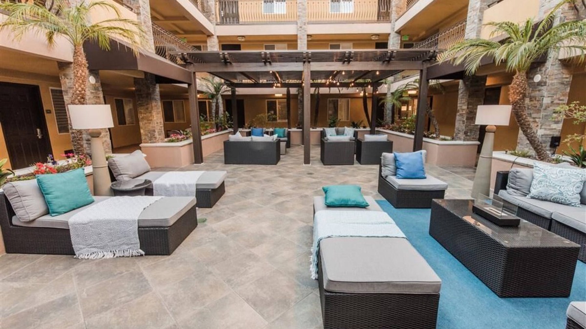 Tree Section Hotel | City Express By Marriott Manhattan Beach