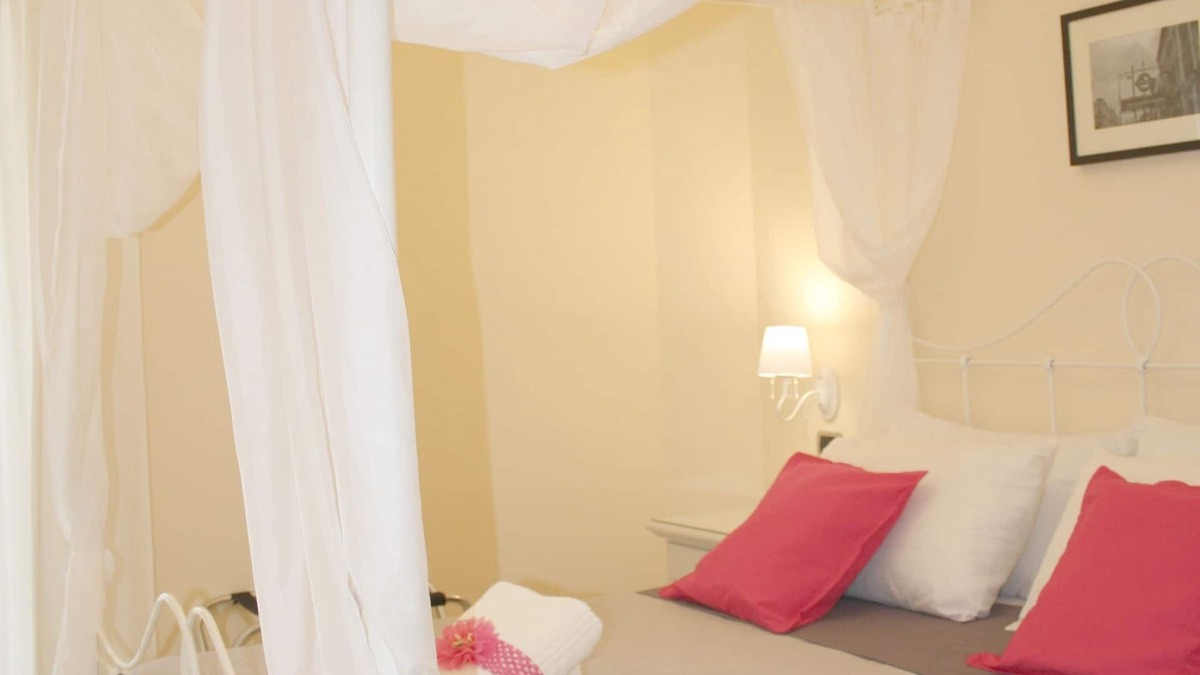Pompei Bed & Breakfast | City Life Pompeii - Sun Suite with Balcony