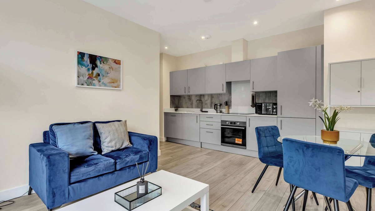 Sutton Apartment | City Service Lets | New London 2Bed With Parking | Long Stays Welcome
