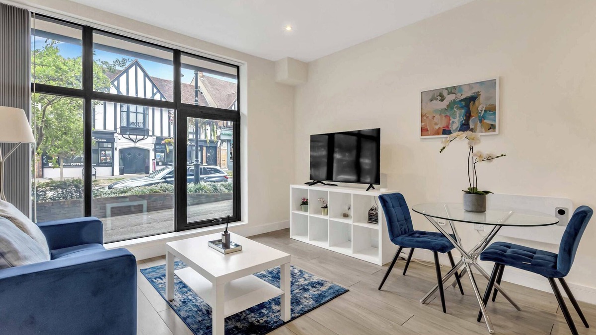 Sutton Apartment | City Service Lets | New London 2Bed With Parking | Long Stays Welcome