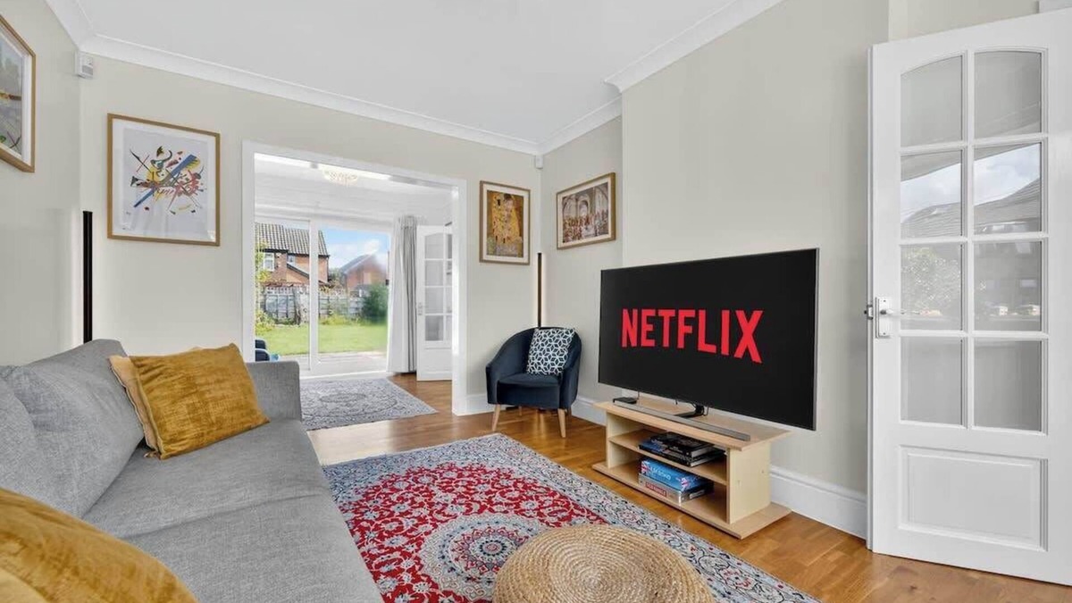 Offerton House | City SuperHost Lovely 3 bed Wythenshawe Home