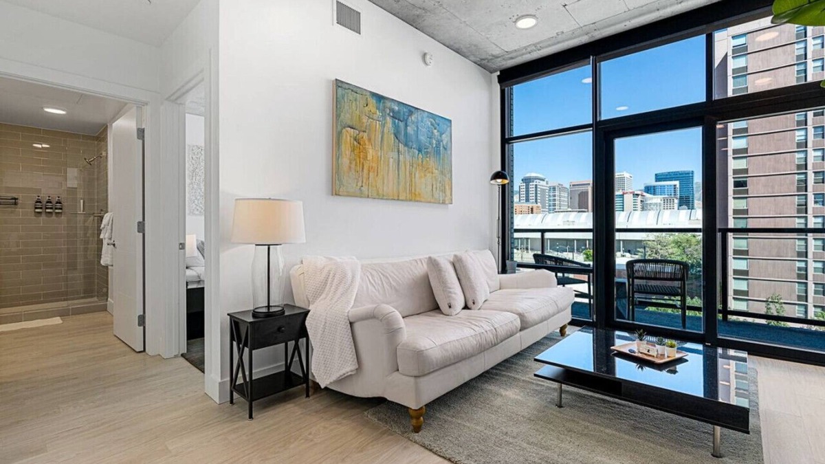 Rio Grande Apartment | City Views! Luxury King bed/gym/pool+HTub/