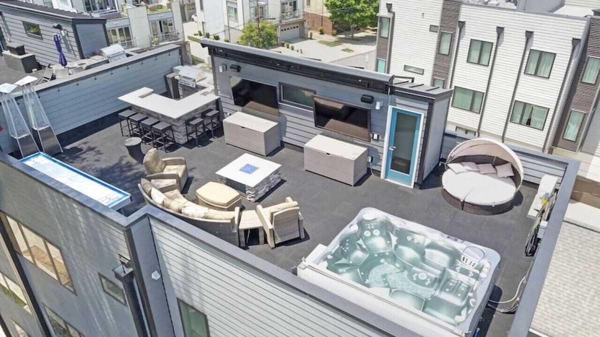 Third Ward House | City Views, Rooftop Hot Tub, Golf Sim, Walk to Stadiums