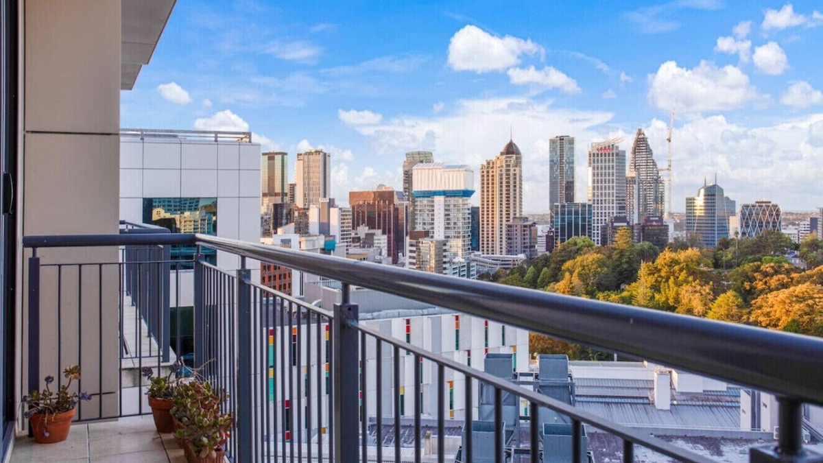 Grafton Apartment | Cityscape Delight with Skyline View | Free Parking
