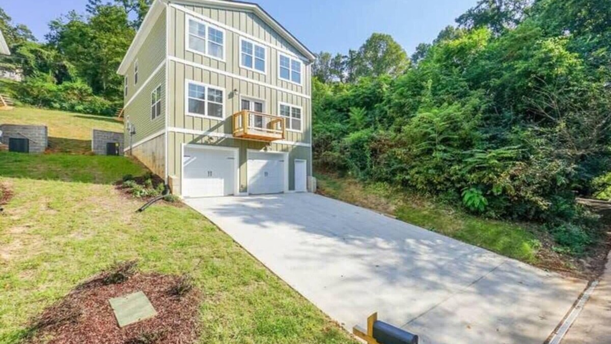 Chattanooga House | Cityscape Haven at Missionary Ridge with a hot tub