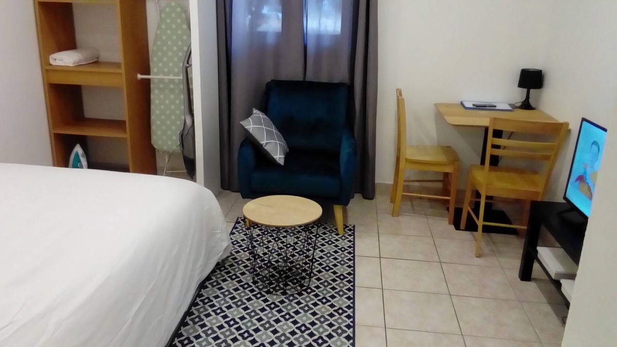 Clamart Apartment | Clamart apartment 200 m from the T6 streetcar station PAVE BLANC with separate kitchen