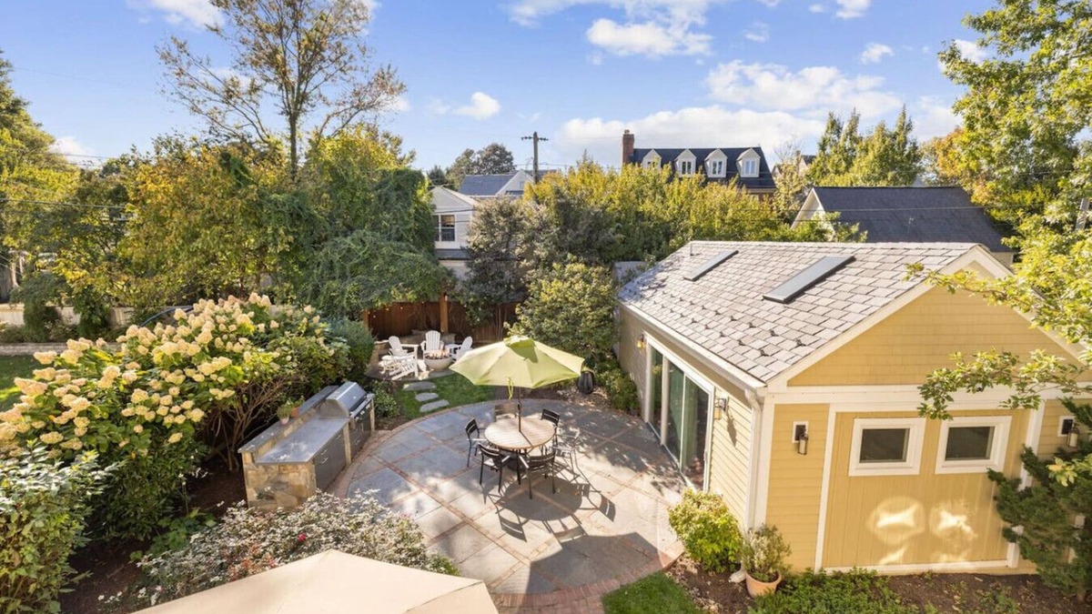 Arlington House | Clarendon Getaway, 6-BR Luxurious Urban Estate