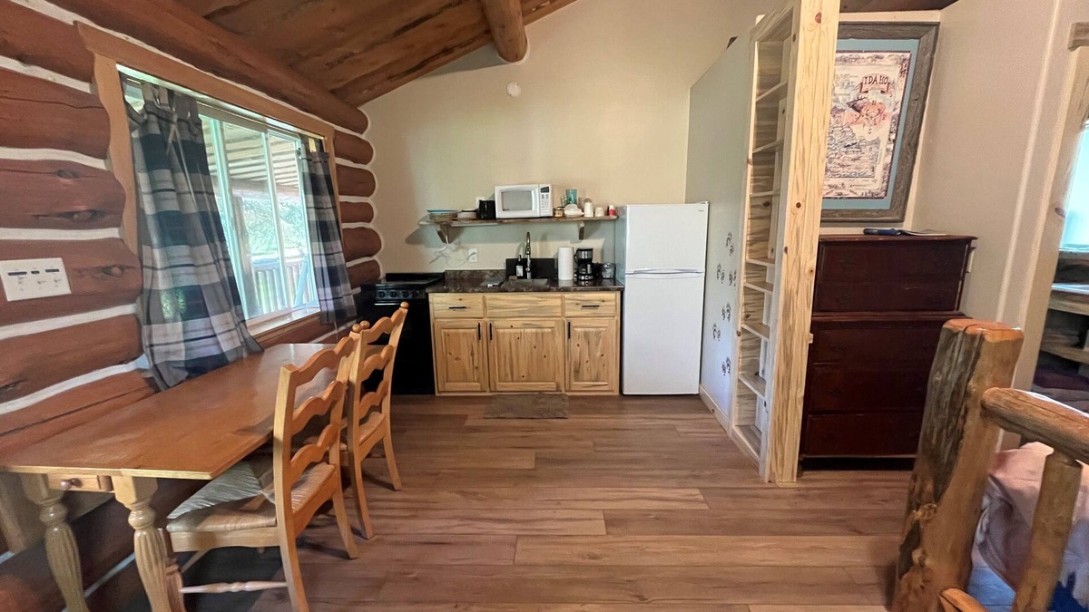 Salmon Apartment | Clark Cabin, Greyhouse Inn Vacation Rentals