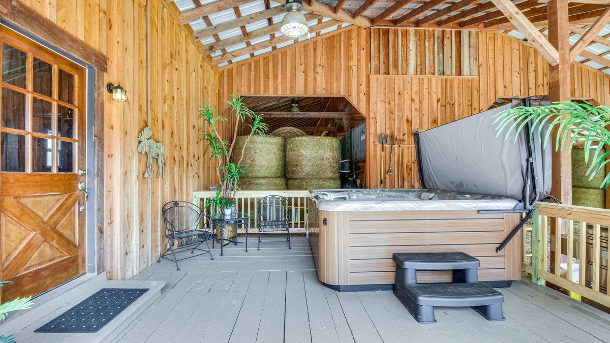 Clarkesville Cabin | Clarkesville 'Rustic Hideaway' on 38-Acre Farm!
