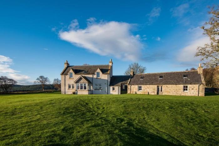 Grantown-on-Spey House | Clashindeugle Farmhouse & Annex