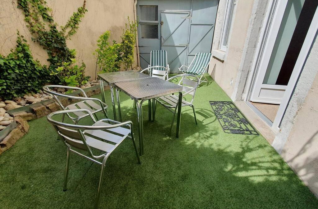 Vienne Apartment | Classé 4 étoiles - Cybèle - Centre ville 2 Chambres, cour privative et Garage