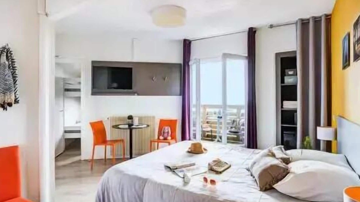 Besse-et-Saint-Anastaise Apartment | Classic 1 Bedroom 3 Adults and 2 Children with Balcony