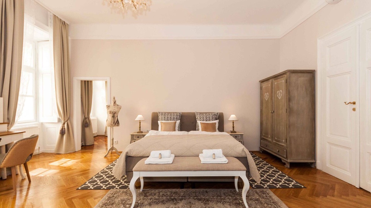 Innere Stadt Apartment | Classic 3-bed with A/C, Balcony Near The Cathedral