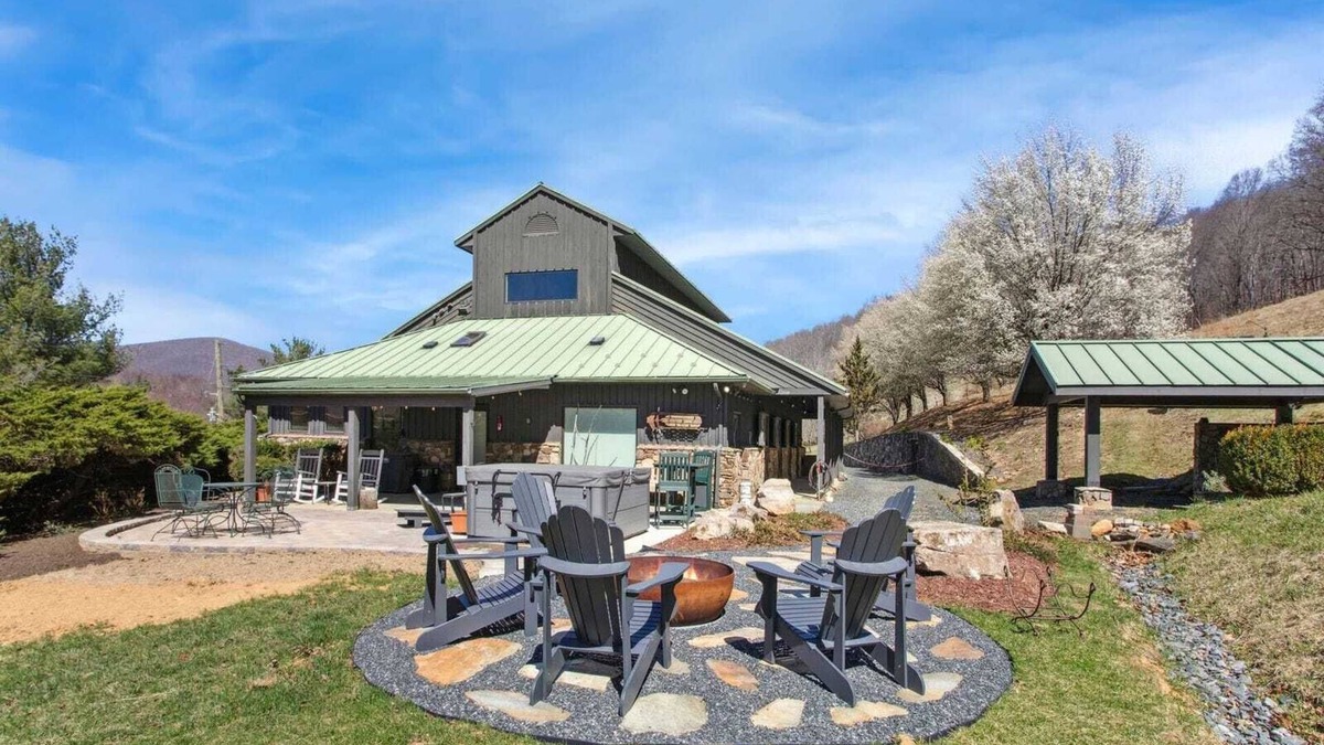 West Jefferson House | Classic Barn Home with Contemporary Design