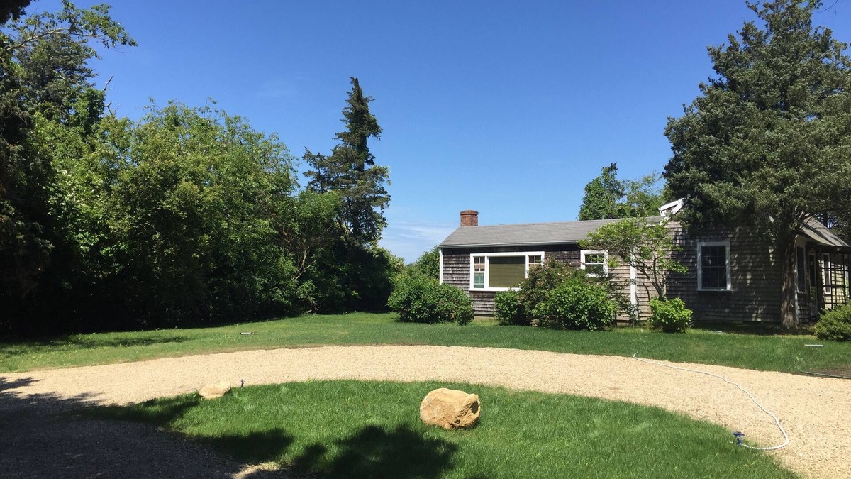 East Dennis House | Classic Bayside cottage, Near Northside Beaches, Private, Close to Sesuit harbor