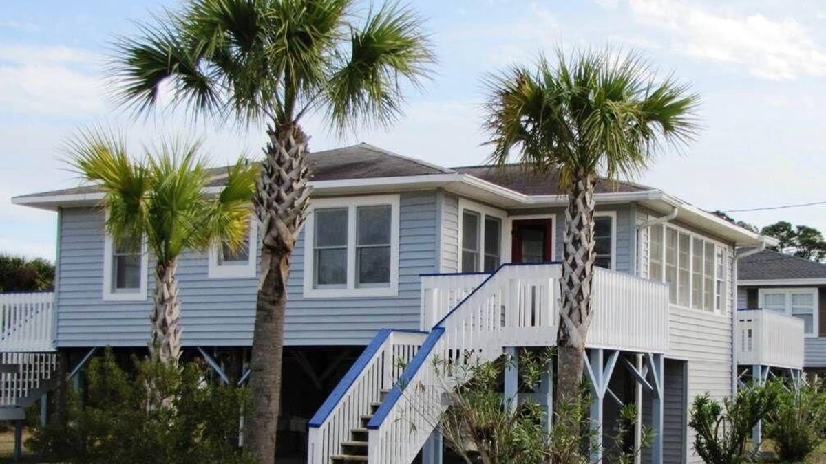 South Carolina Lowcountry House | Classic Beachwalk Home w/ Huge Large Sun Deck; Easy Beach Access; Cable TV/WiFi