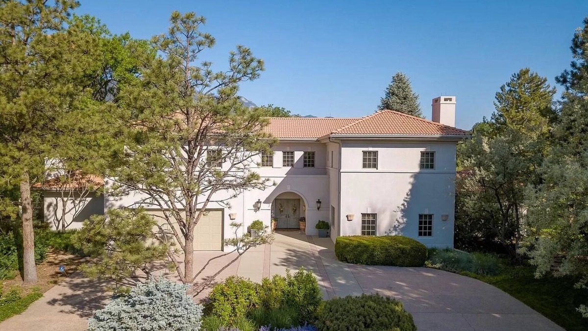 Broadmoor House | Classic Broadmoor home on private cul-de-sac. 10 min. walk to Broadmoor Resort.