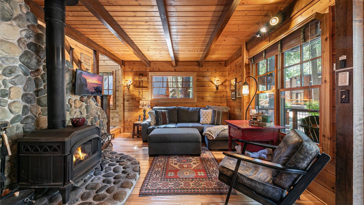 Tahoe Pines House | Classic Cabin in the Pines by Tahoe Getaways - Walk to Lake, Pet-Friendly 3 BR w/Yard & Hot Tub!