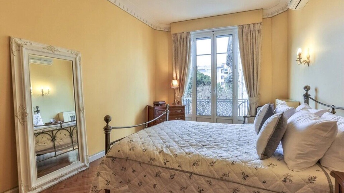 Thiers Apartment | Classic Chic Elegance - Close to Everything with AC.