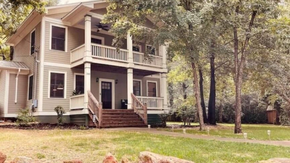 Athens House | Classic City Dawg House- Charleston Style Home, Firepit, Relaxing porches