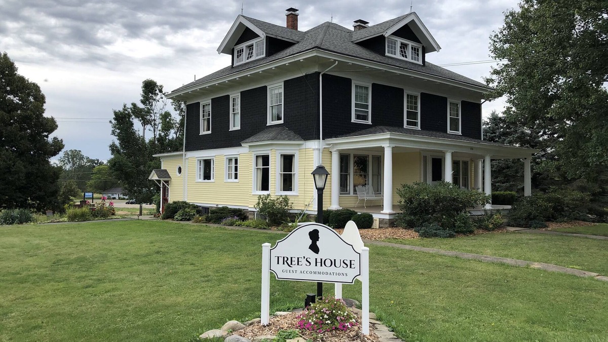 Jamestown House | Classic Country Home - Great for Gatherings! Winter/Spring reduced rates!