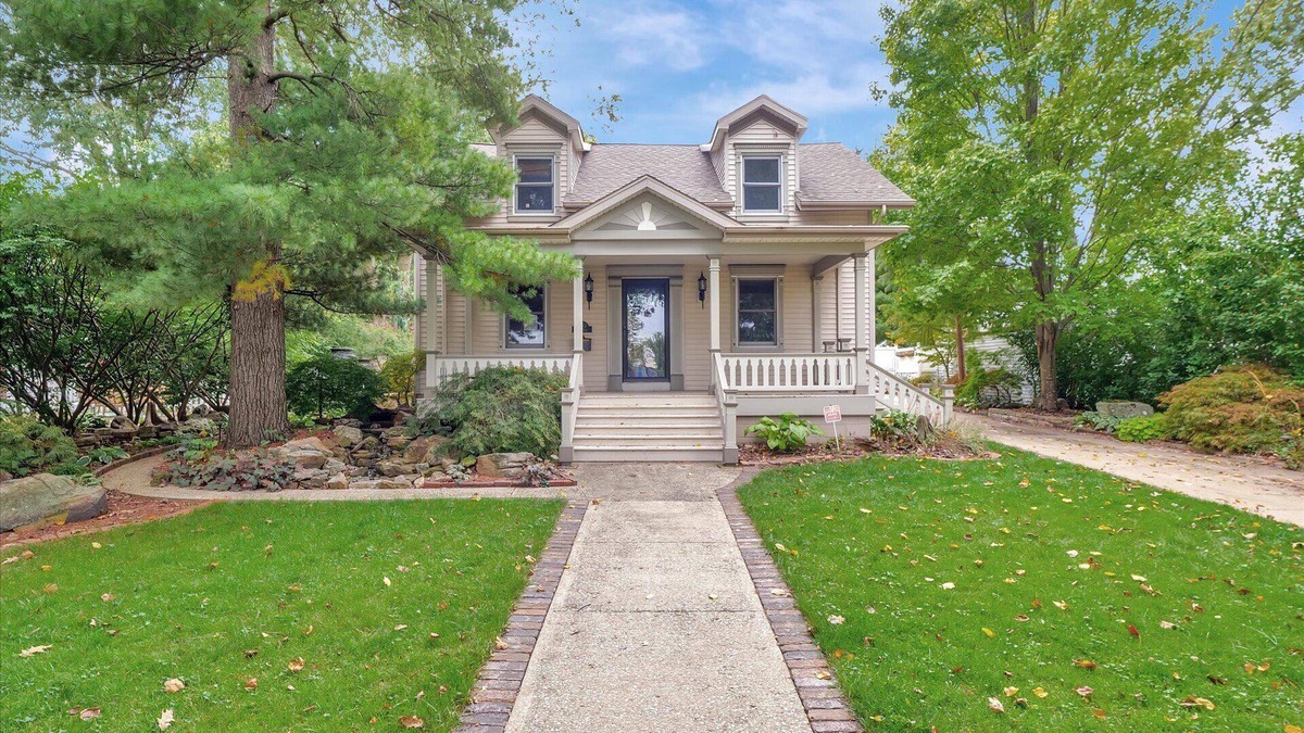 Champaign House | Classic Craftsman House w/Magical Backyard