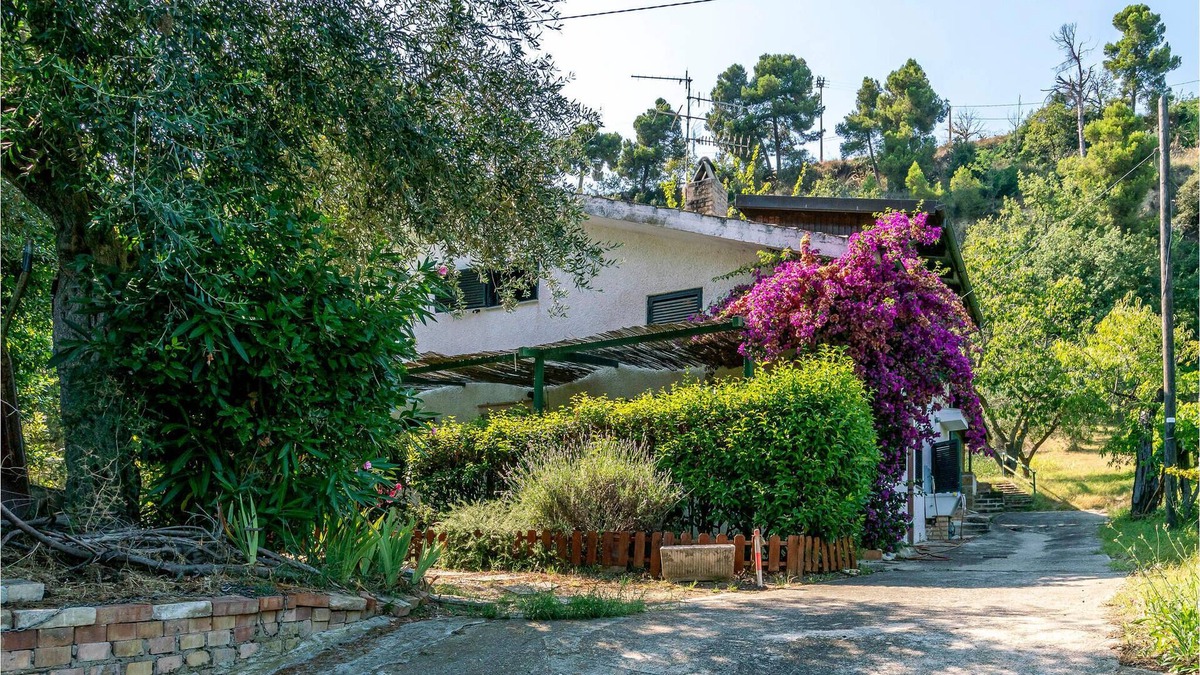 San Giovanni Teatino House | Classic Italian summer house surrounded by magnificent nature.