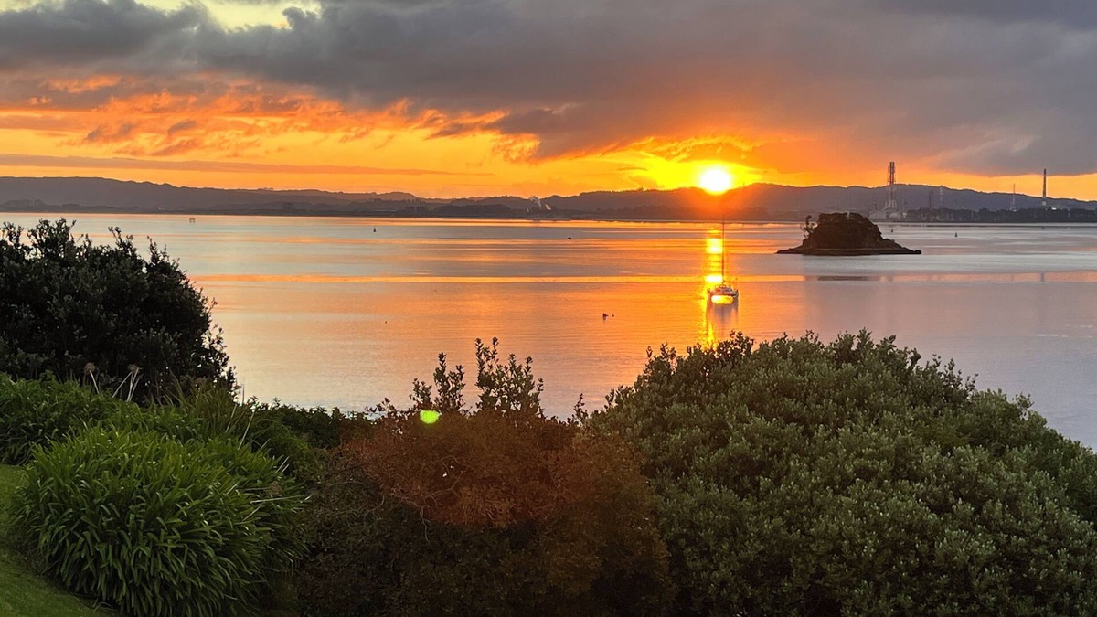 Whangarei Heads Cottage | Classic Kiwi Bach In Blissful Urquhart Bay - Relax and Recharge