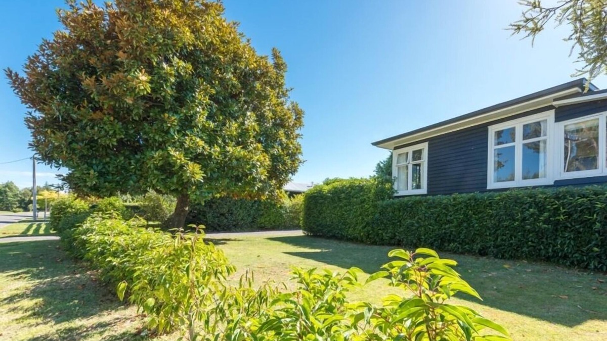 Waitahanui House | Classic kiwi bach - Five Mile Bay. Close to lake.
