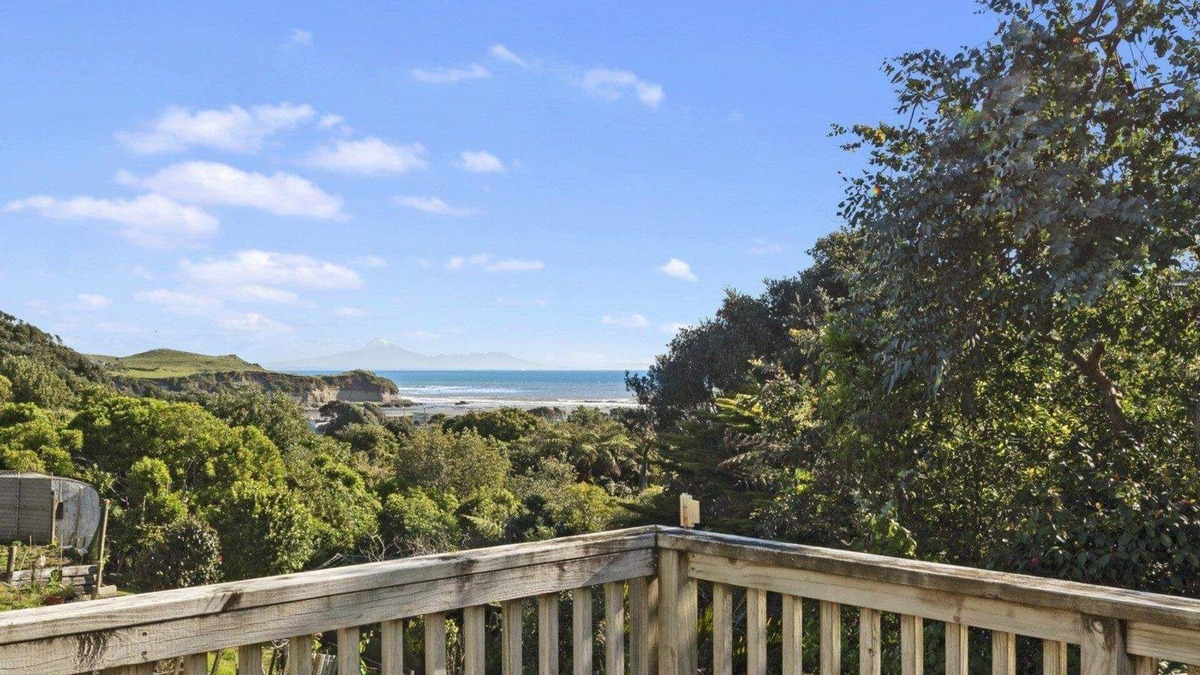 Mokau House | Classic Kiwi Bach Mokau with Seaviews