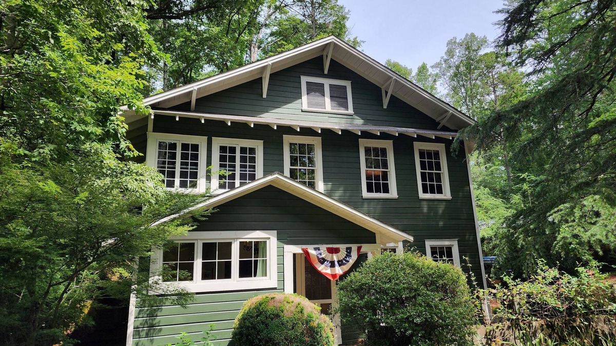 Lakemont House | Classic Lakehouse on a Lovely Mountain stream with Lake Rabun access & 4 Bedroom